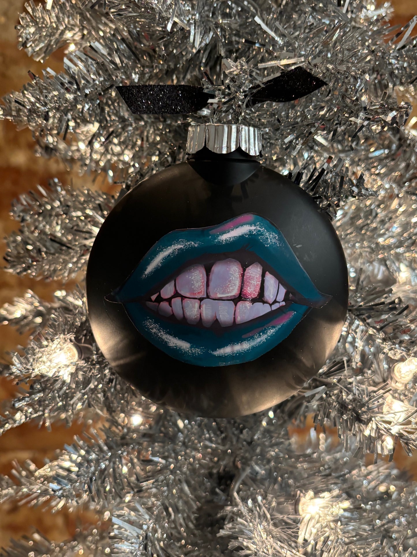 Lips Ornament (SOLD OUT)